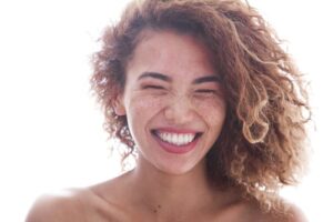 img-blog-Portrait of a curly woman with freckles and naked shoulders