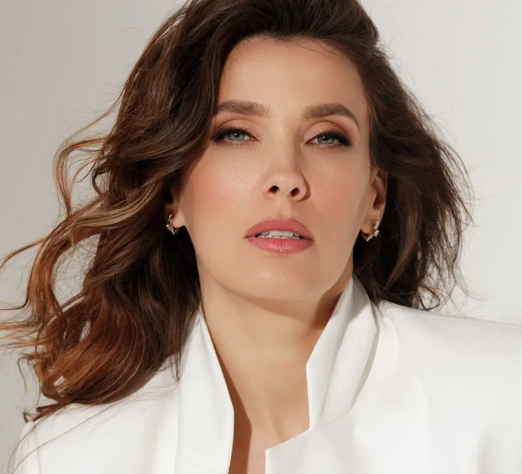 Brunette wearing a white blazer